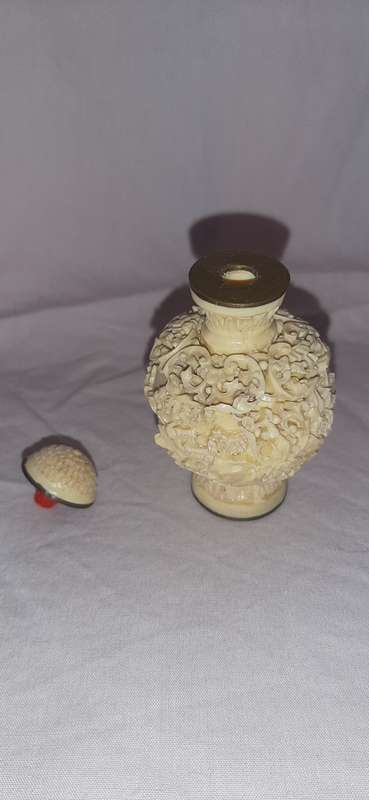 ** ORIGINAL- 20th Century Chinese Hand-Carved Resin Snuff Bottle (7cm).**