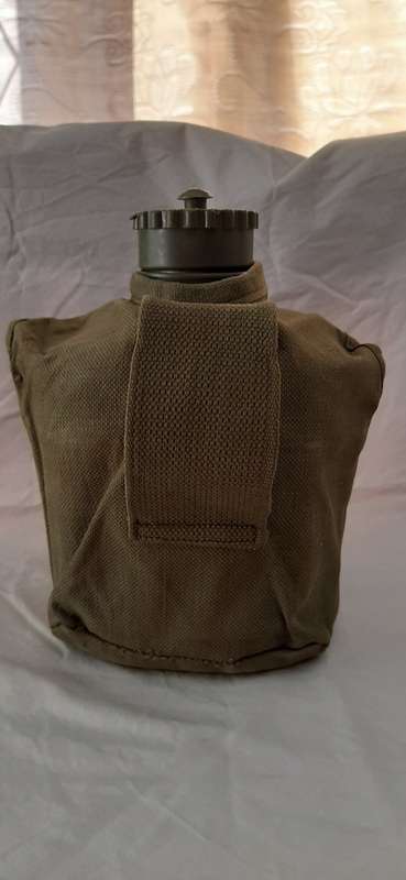 ** RHODESIAN BUSH WAR : Water Bottle and Canteen Cup in Green Webbing Pouch .**