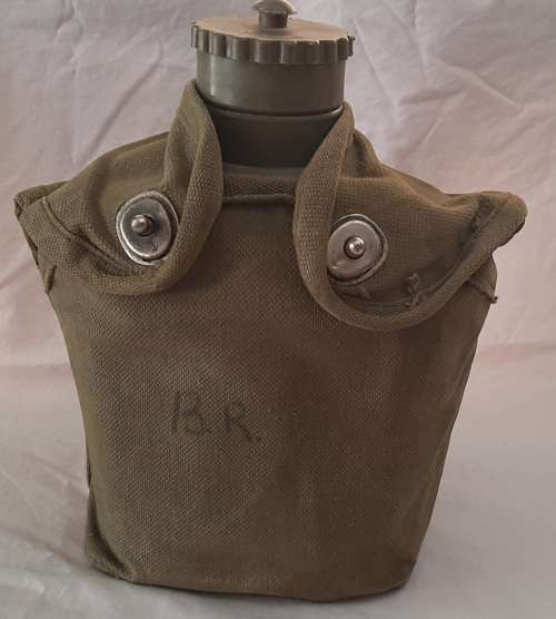 ** RHODESIAN BUSH WAR : Water Bottle and Canteen Cup in Green Webbing Pouch .**