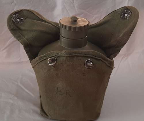 ** RHODESIAN BUSH WAR : Water Bottle and Canteen Cup in Green Webbing Pouch .**