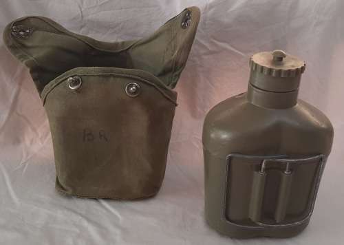 ** RHODESIAN BUSH WAR : Water Bottle and Canteen Cup in Green Webbing Pouch .**