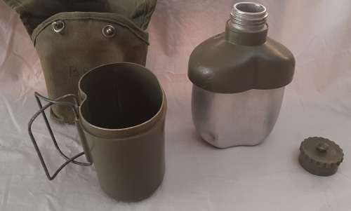 ** RHODESIAN BUSH WAR : Water Bottle and Canteen Cup in Green Webbing Pouch .**