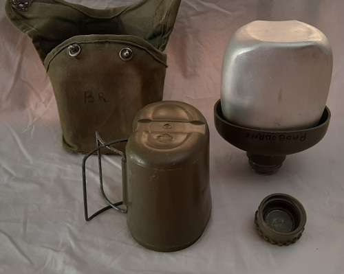 ** RHODESIAN BUSH WAR : Water Bottle and Canteen Cup in Green Webbing Pouch .**
