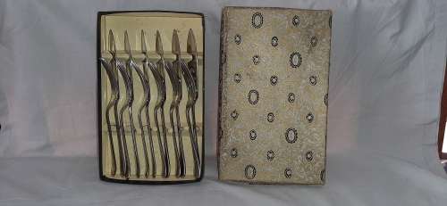 ** STUNNING- 1930s `Kings Pattern` Engraved Nickel Silver Fish Cutlery Set in Box (Sheffield).**