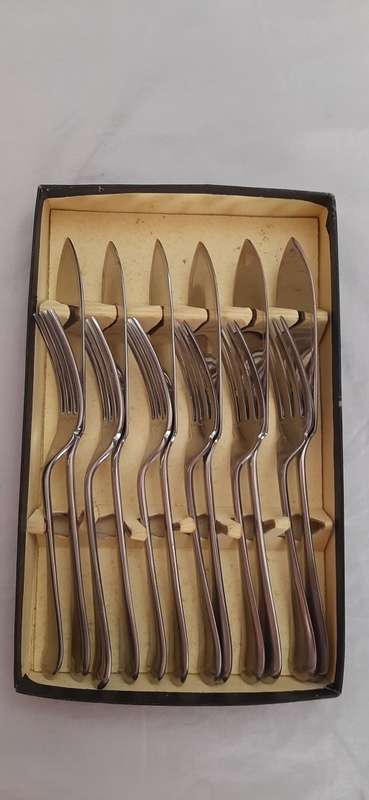 ** STUNNING- 1930s `Kings Pattern` Engraved Nickel Silver Fish Cutlery Set in Box (Sheffield).**