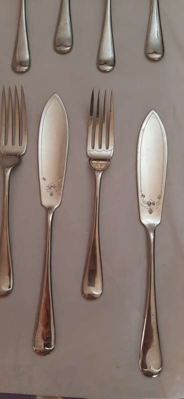 ** STUNNING- 1930s `Kings Pattern` Engraved Nickel Silver Fish Cutlery Set in Box (Sheffield).**