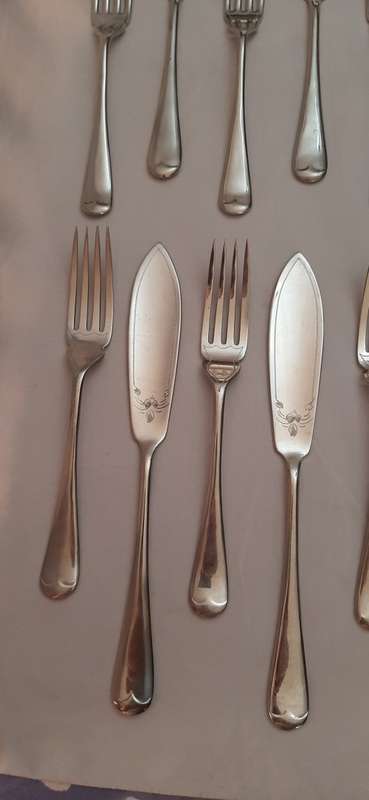 ** STUNNING- 1930s `Kings Pattern` Engraved Nickel Silver Fish Cutlery Set in Box (Sheffield).**