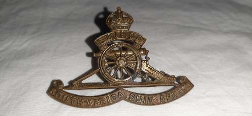 ** World War II : South African Artillery Cap/Helmet Badge w/ Lugs.**