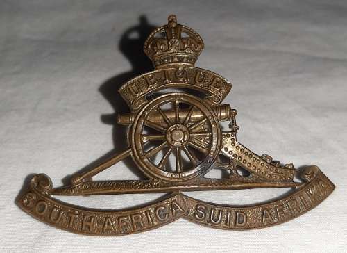 ** World War II : South African Artillery Cap/Helmet Badge w/ Lugs.**