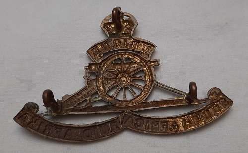 ** World War II : South African Artillery Cap/Helmet Badge w/ Lugs.**