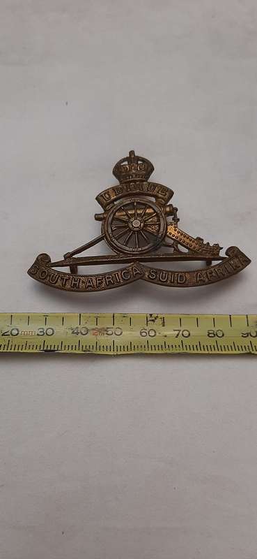 ** World War II : South African Artillery Cap/Helmet Badge w/ Lugs.**