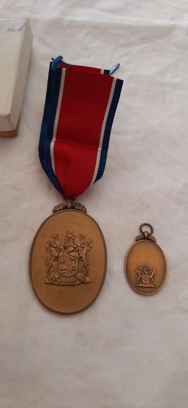 ** John Chard Medal Numbered 2677 in Box w/ Miniature att. Major C.S. Poplett (Lot #4).**