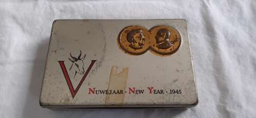 **ORIGINAL- WW2 Jan and Isie Smuts South African New Year 1945 Chocolate Tin. (12cm x 9cm)**