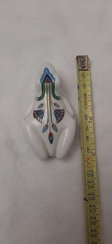 ** EXQUISITE: 1980s Elizabeth Arden `Treasures of the Pharaohs` Porcelain Pomander Frog (10cm).**