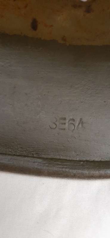 **ORIGINAL- WW2 German M40 Combat Helmet (Sachsische Emaillier und Stanzwerke 64).**
