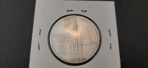 **ORIGINAL- Fascist 1924 Italy 2 Lire Coin (Sealed)  .**