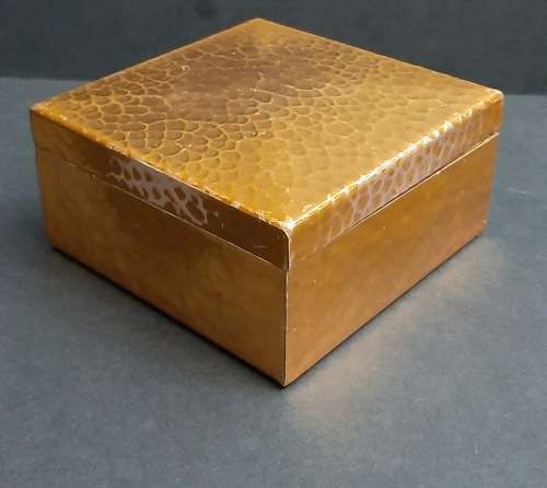 ** STUNNING: Early 20th Century Hammered Copper Jewellery Box (11cm x 11cm x 6,5cm).**