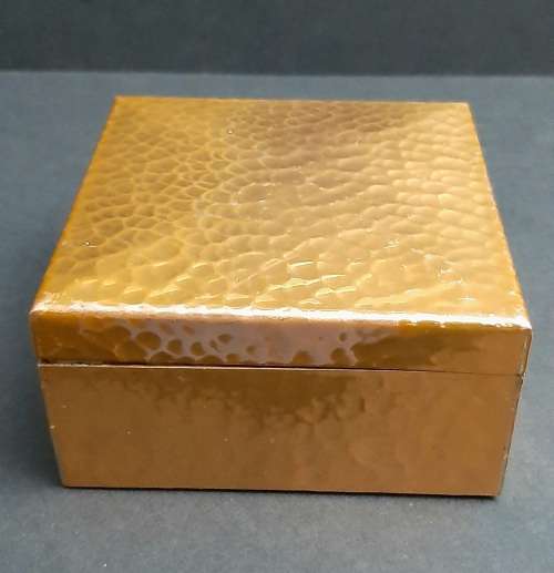 ** STUNNING: Early 20th Century Hammered Copper Jewellery Box (11cm x 11cm x 6,5cm).**