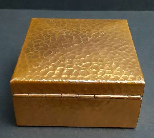 ** STUNNING: Early 20th Century Hammered Copper Jewellery Box (11cm x 11cm x 6,5cm).**