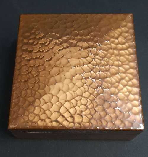 ** STUNNING: Early 20th Century Hammered Copper Jewellery Box (11cm x 11cm x 6,5cm).**