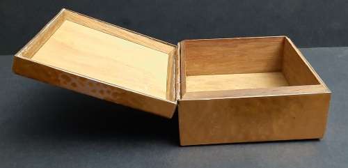 ** STUNNING: Early 20th Century Hammered Copper Jewellery Box (11cm x 11cm x 6,5cm).**