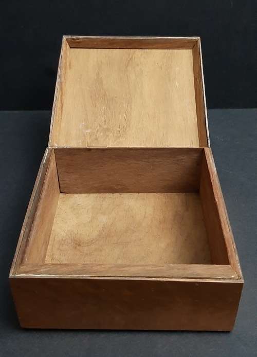 ** STUNNING: Early 20th Century Hammered Copper Jewellery Box (11cm x 11cm x 6,5cm).**