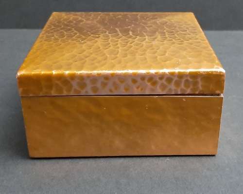 ** STUNNING: Early 20th Century Hammered Copper Jewellery Box (11cm x 11cm x 6,5cm).**