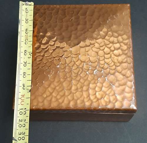 ** STUNNING: Early 20th Century Hammered Copper Jewellery Box (11cm x 11cm x 6,5cm).**