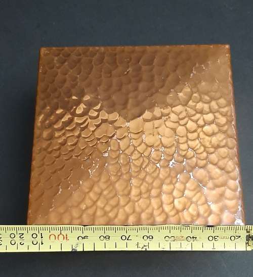 ** STUNNING: Early 20th Century Hammered Copper Jewellery Box (11cm x 11cm x 6,5cm).**