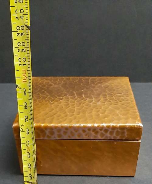 ** STUNNING: Early 20th Century Hammered Copper Jewellery Box (11cm x 11cm x 6,5cm).**