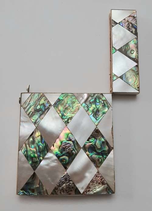 ** STUNNING:19th Century Victorian Mother of Pearl and Paua Shell Card Holder (10,5 cm x 7,5 cm).**