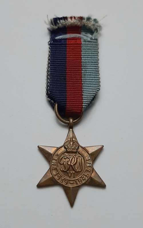 ** WW2:   The 1939-1945 Star  Miniature Medal w/ Ribbon.**