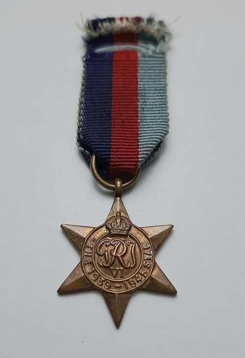 ** WW2:   The 1939-1945 Star  Miniature Medal w/ Ribbon.**