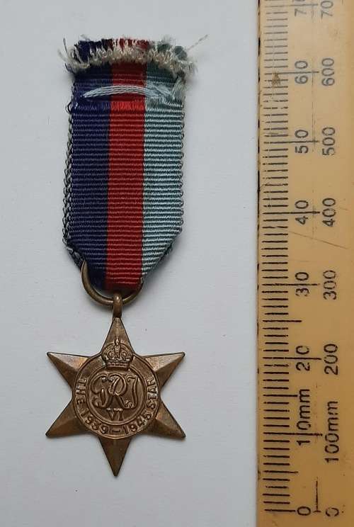 ** WW2:   The 1939-1945 Star  Miniature Medal w/ Ribbon.**