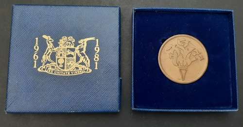 ** RSA 1961-1981 Unitae Bronze Medallion in SA Mint Case (24.98g).**
