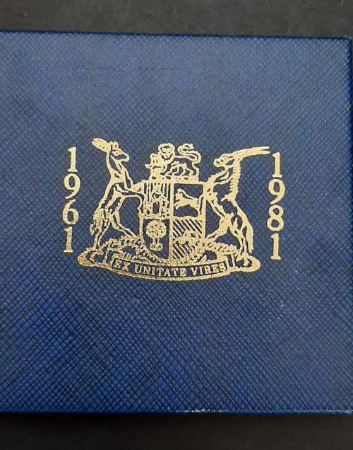 ** RSA 1961-1981 Unitae Bronze Medallion in SA Mint Case (24.98g).**