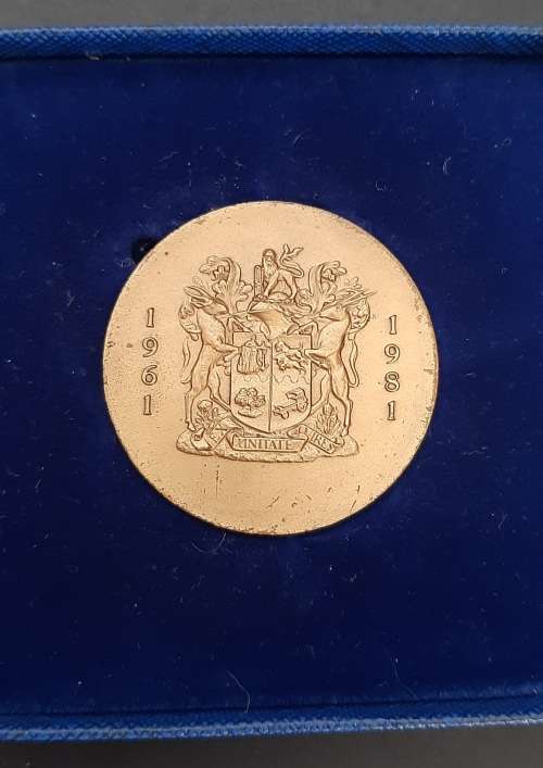 ** RSA 1961-1981 Unitae Bronze Medallion in SA Mint Case (24.98g).**
