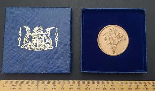 ** RSA 1961-1981 Unitae Bronze Medallion in SA Mint Case (24.98g).**