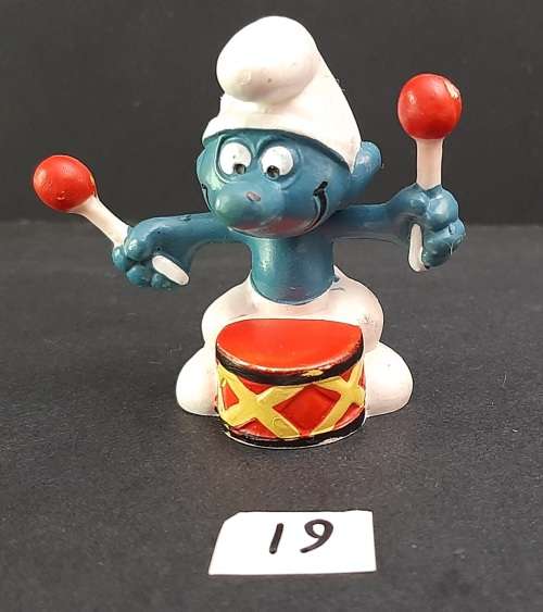 ** 1969 ` Drummer Smurf `  Figurine Red Sticks Type  by Peyo # 19 (Schleich, W. Germany).**