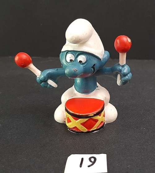 ** 1969 ` Drummer Smurf `  Figurine Red Sticks Type  by Peyo # 19 (Schleich, W. Germany).**