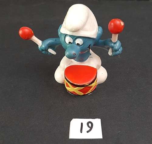 ** 1969 ` Drummer Smurf `  Figurine Red Sticks Type  by Peyo # 19 (Schleich, W. Germany).**