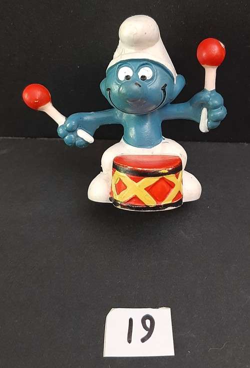 ** 1969 ` Drummer Smurf `  Figurine Red Sticks Type  by Peyo # 19 (Schleich, W. Germany).**