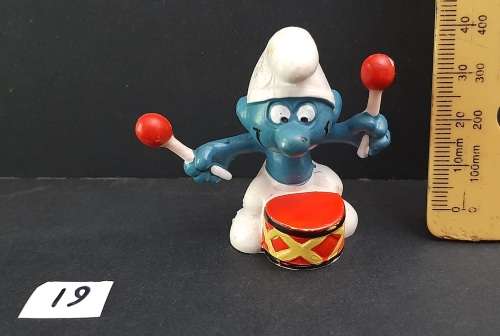 ** 1969 ` Drummer Smurf `  Figurine Red Sticks Type  by Peyo # 19 (Schleich, W. Germany).**