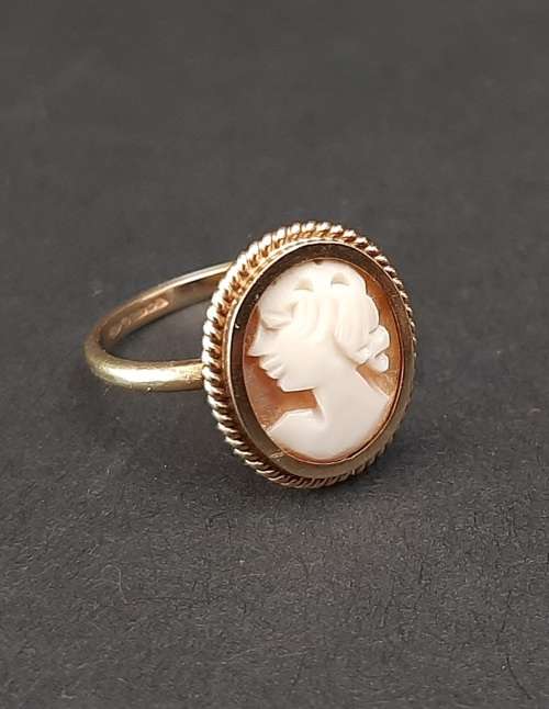 ** STUNNING: 1850s Victorian 9ct Gold Cameo Ladies` Ring (1,58g).**