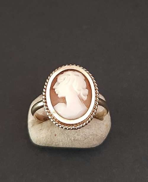 ** STUNNING: 1850s Victorian 9ct Gold Cameo Ladies` Ring (1,58g).**