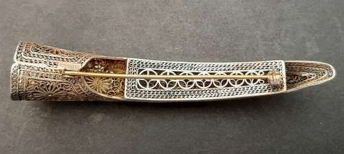** EXQUISITE : Qing Chinese Silver , Ruby and Sapphire Finger Guard Brooch (2 carats).**