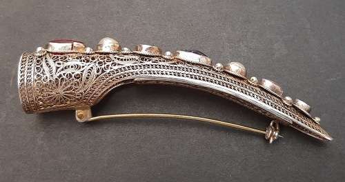 ** EXQUISITE : Qing Chinese Silver , Ruby and Sapphire Finger Guard Brooch (2 carats).**