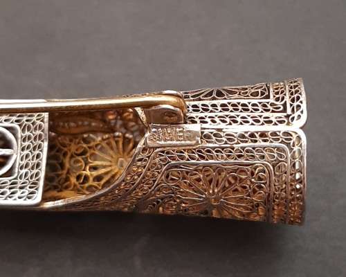 ** EXQUISITE : Qing Chinese Silver , Ruby and Sapphire Finger Guard Brooch (2 carats).**