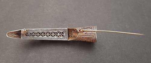 ** EXQUISITE : Qing Chinese Silver , Ruby and Sapphire Finger Guard Brooch (2 carats).**