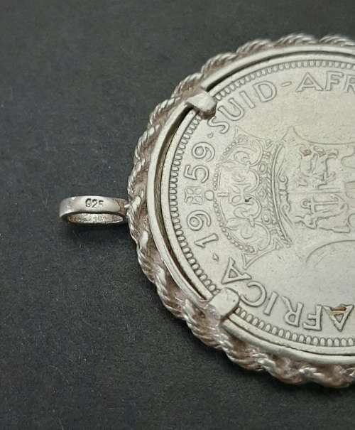 **  .925 Silver 1959 South Africa 2½ Shilling Coin Ladies` Pendant .**